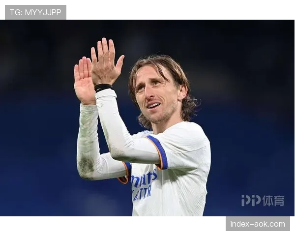 特写：职业生涯最后一届欧冠？莫德里奇赛后久久凝视球场